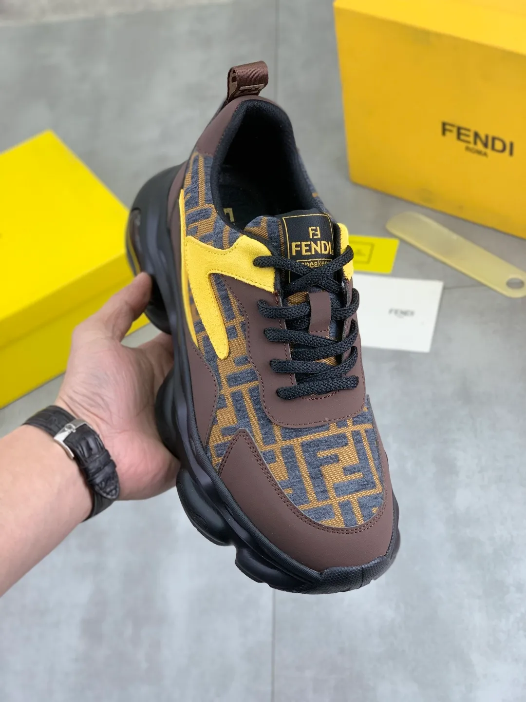 Men's men's shoes P440 new (FENDI Fendi) classic and most popular little monster style, loafers, slip-on casual shoes! Compared with the old models, they are more fashionable and eye-catching, making the already funny shoes more vivid. Like a hedgehog, do you have a little monster this year? A must-have for fashionistas! Upper: Made of high-grade cow suede, sheepskin lining, the highest version on the market, and an online outsole! 38-44 4️⃣colors available